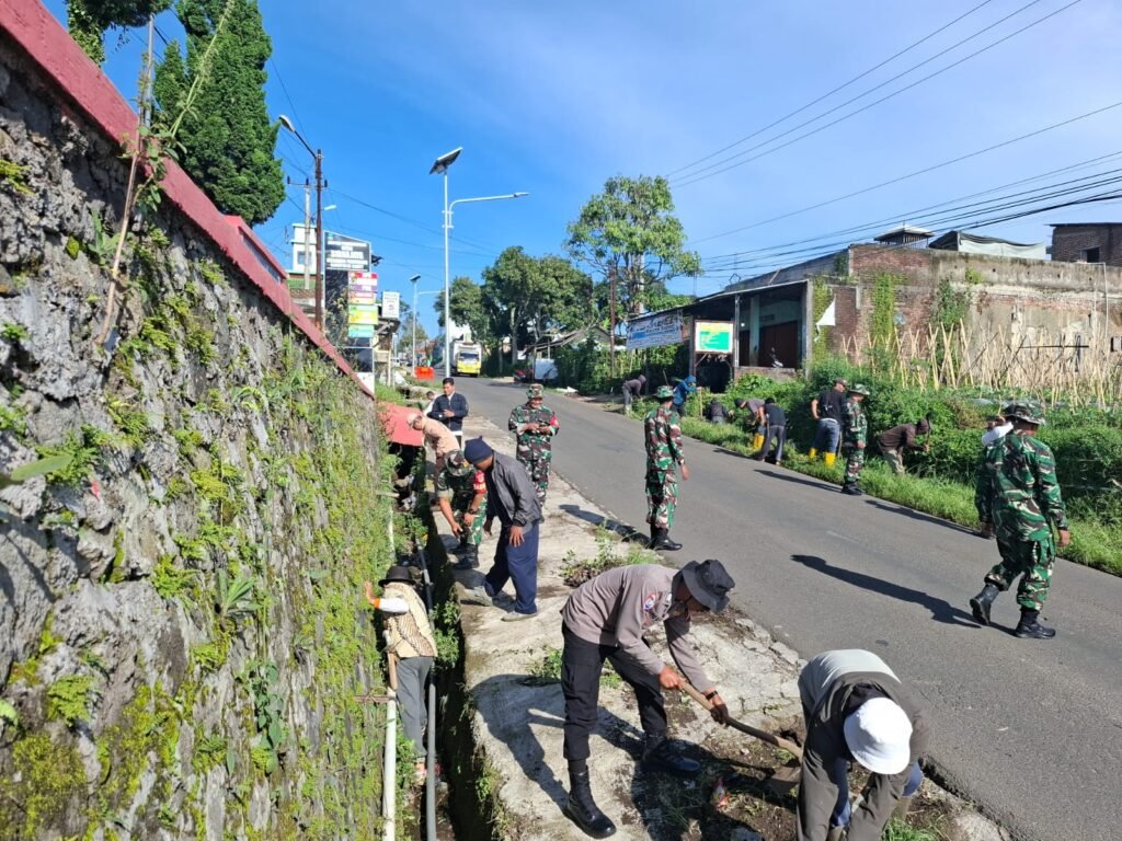 Sinergitas TNI-POLRI Laksanakan Kerja Bakti Sepanjang Jalur Pasirwangi