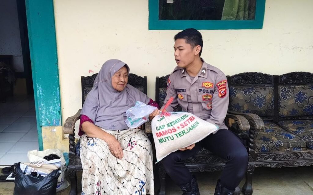 Sarana Kontak Bhabinkamtibmas, Polsek Rajadesa Datangi Kediaman Warga Membutuhkan di Sirnajaya