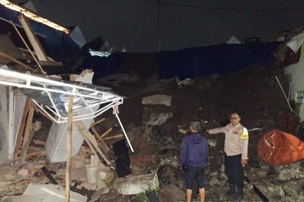 Polsek Tarogong Kaler Cek Lokasi Runtuhnya Tembok Penahan Tanah di Perumahan Agrenia