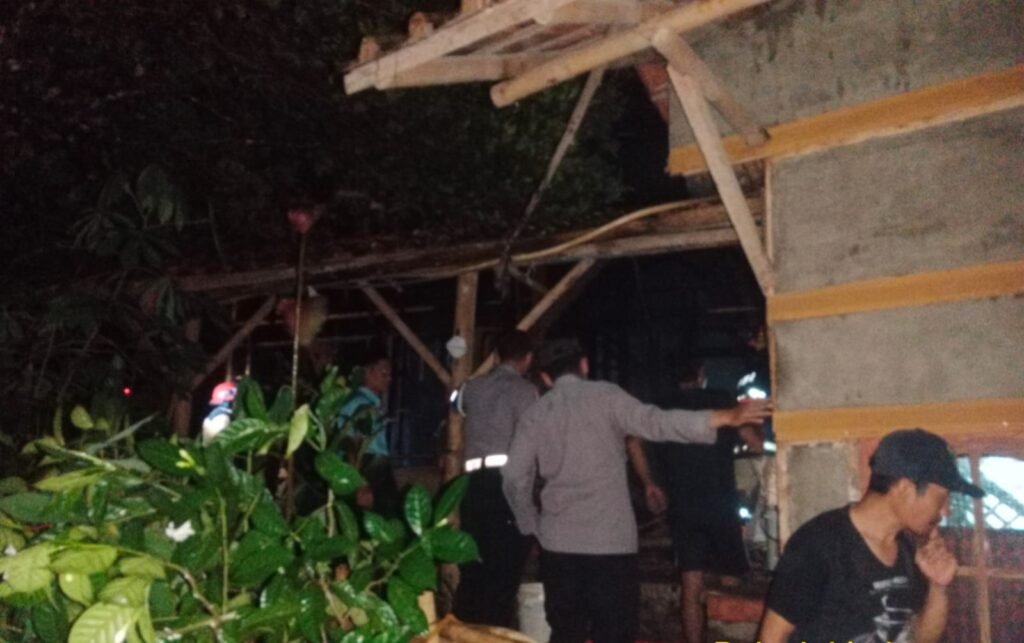 Polsek Limbangan Cek Lokasi Kebakaran Akibat Konsleting Listrik, Kerugian Hingga 50JT