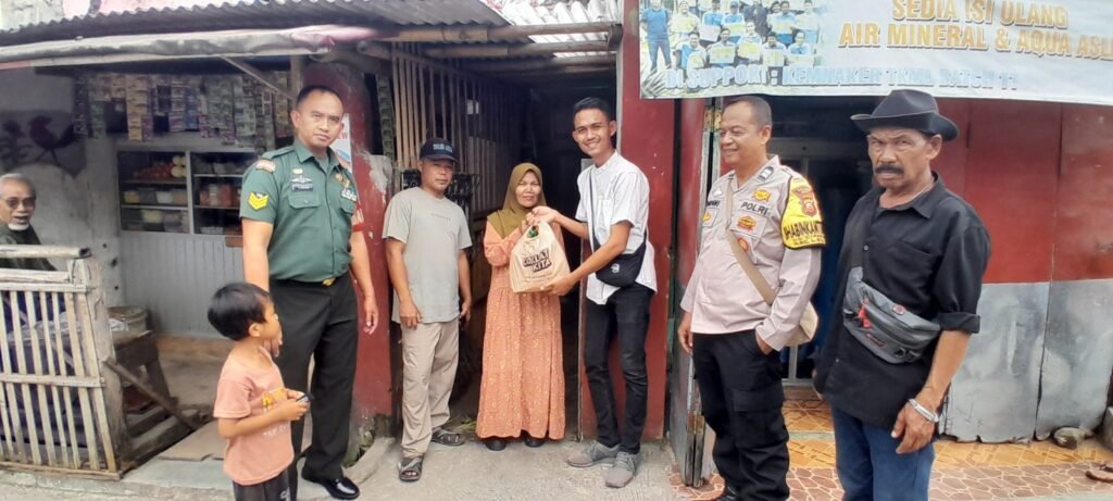 Wujud Kepedulian kepada Masyarakat di Bulan Ramadhan , Polres Garut Bagikan Sembako di Kp. Lembangsaat