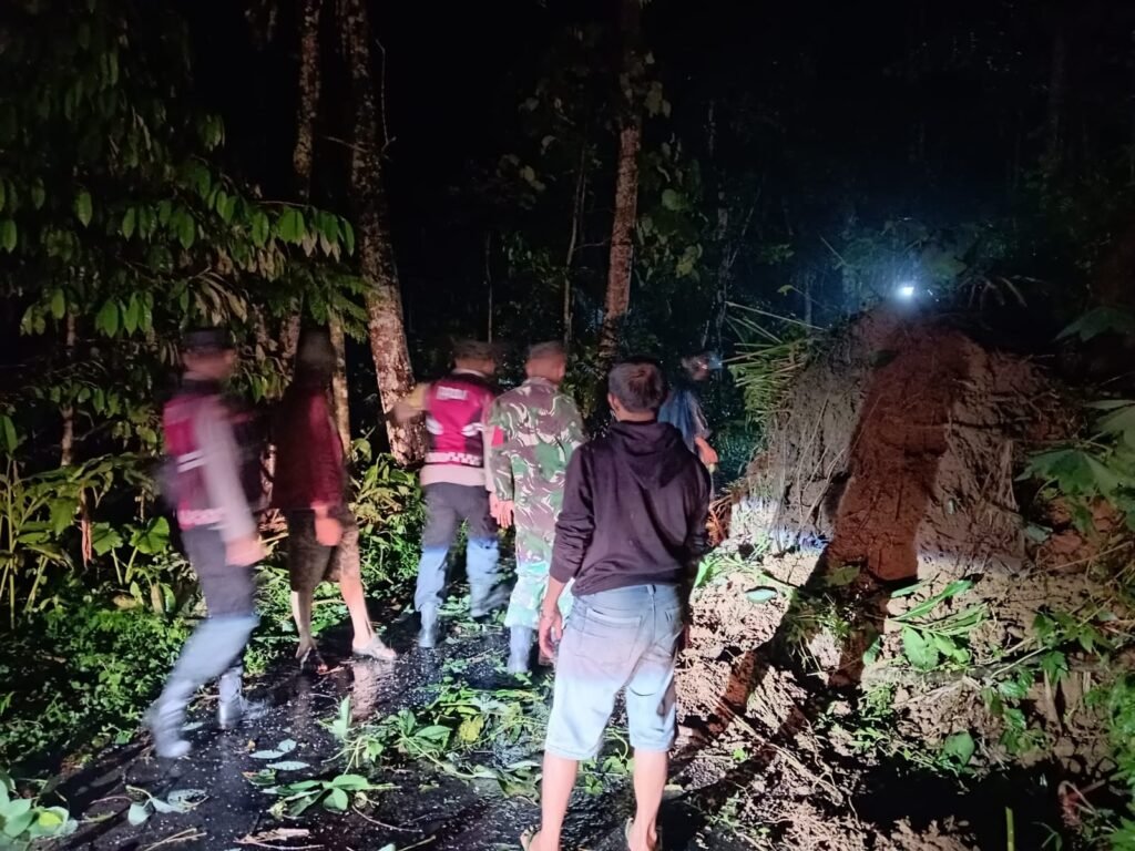 Polsek Kawali Polres Ciamis Cek TKP Longsor Tutupi Jalan Penghubung Kertanegara-Sukamanah