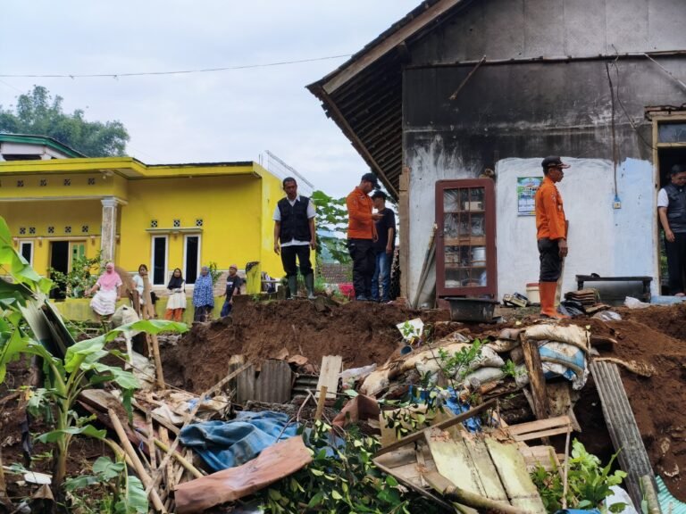 Polsek Cikoneng Polres Ciamis Datangi TKP Bencana Tanah Longsor di Wilayah Nasol