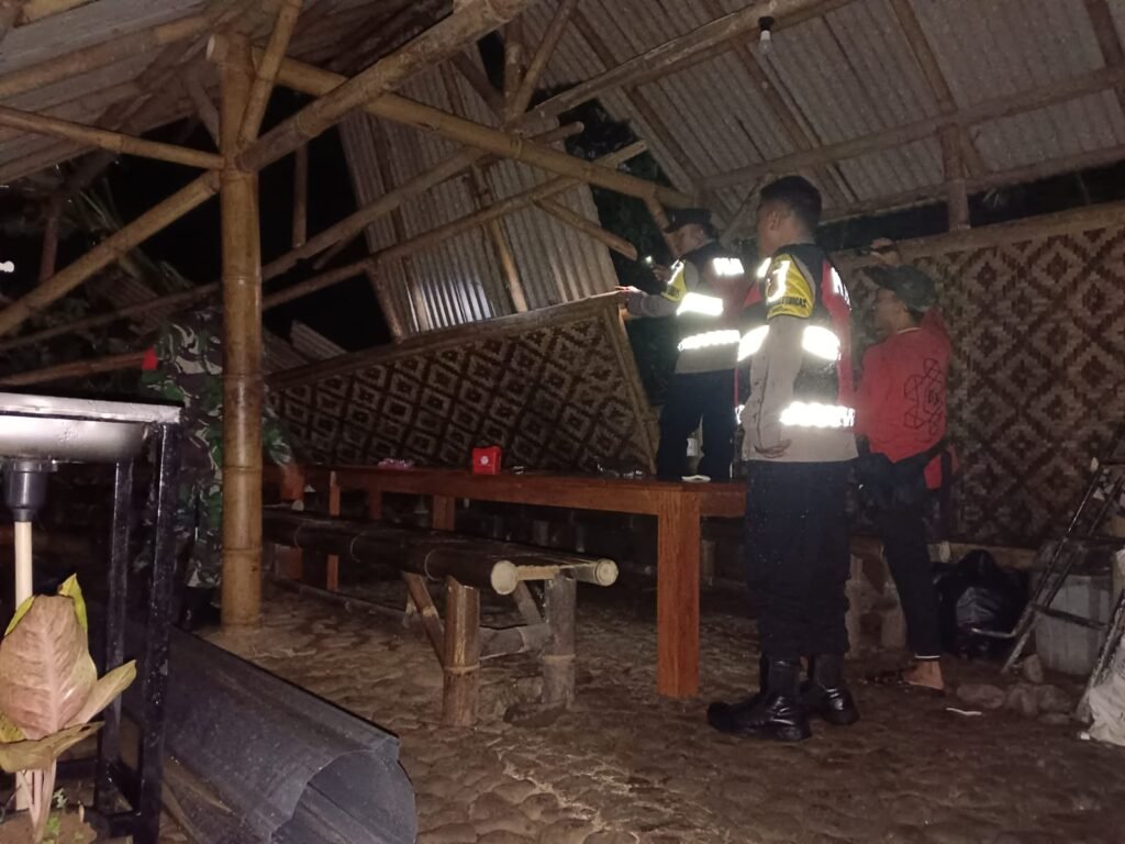 Longsor Timbun Rumah Makan Kampung Nila di Kawali, Polsek Kawali Cek TKP Bencana