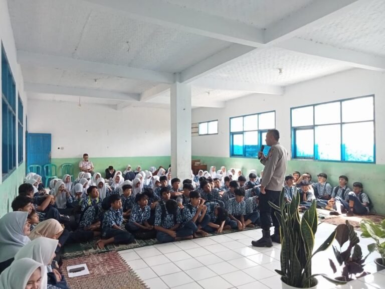 Polsek Banyuresmi Beri Pembinaan dan Penyuluhan di SMP Karya Muda