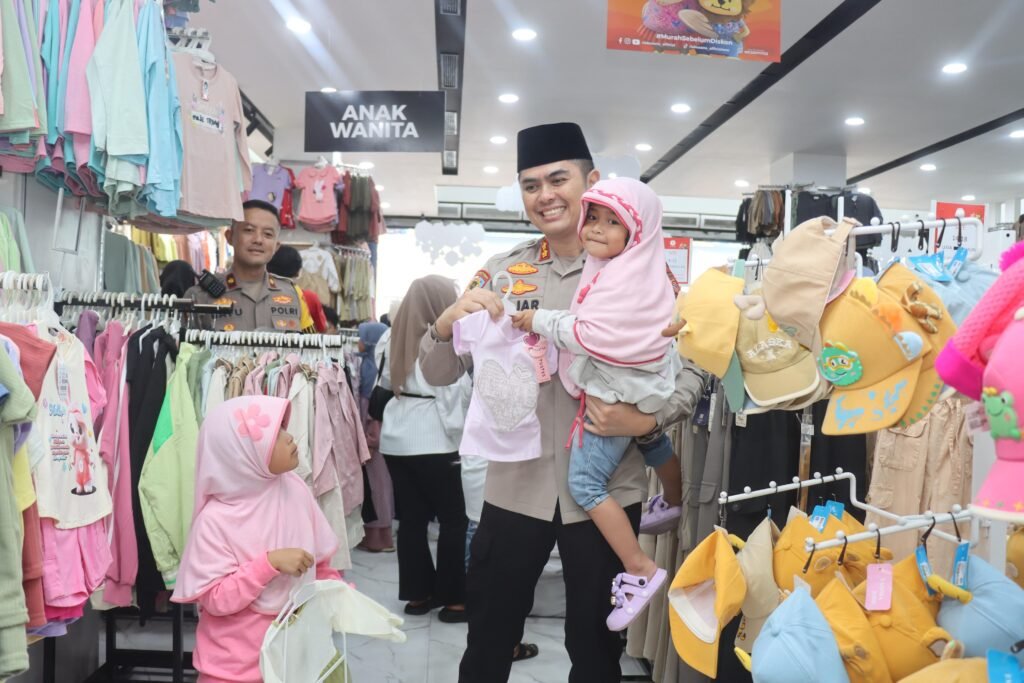 Berbagi Kebahagiaan Pada Anak Yatim Piatu Dan Dhuafa, Kapolres Garut Berikan Baju Lebaran Gratis