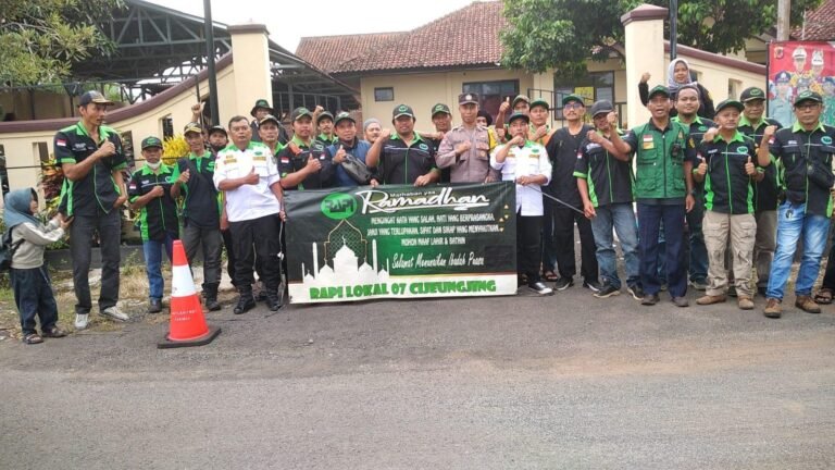 Berbagi Di Bulan Penuh Berkah, RAPI dan Polsek Cijeungjing Bagikan Ratusan Takjil Gratis