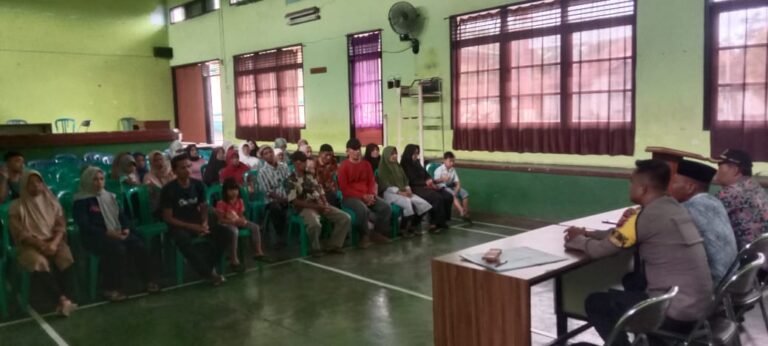 Pantau Penyaluran BLT DD, Polsek Ciamis Polres Ciamis Beri Imbauan Kamtibmas ke Warga