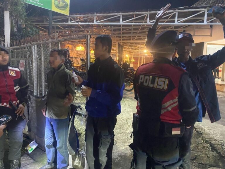 Tim Patroli Polres Garut Amankan 4 Pemuda yang Mabuk-Mabukan
