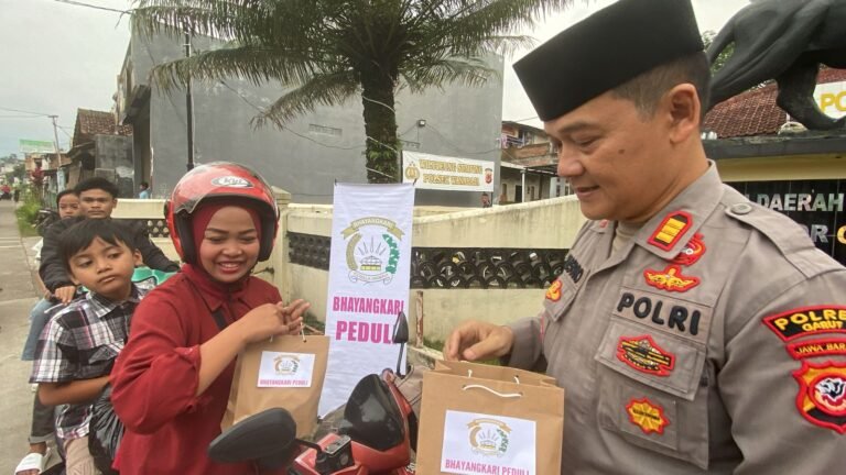 Berkah Bulan Ramadan, Polsek Wanaraja Berbagi Takjil Gratis Jelang Buka Puasa