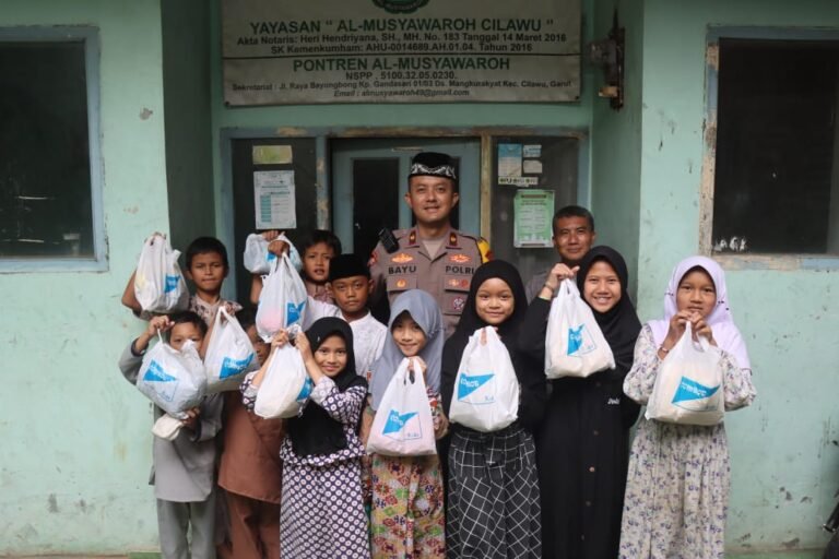 Senyum Bahagia Anak-Anak Yatim Piatu dan Duafa Saat Dibelikan Baju Lebaran Gratis Oleh Polres Garut