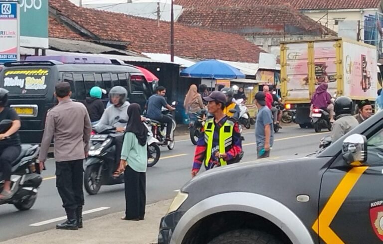 Cipkon, Polsek Cipaku Polres Ciamis Patroli Jalan Kaki Saat Waktu Ngabuburit di Pasar Buniseuri