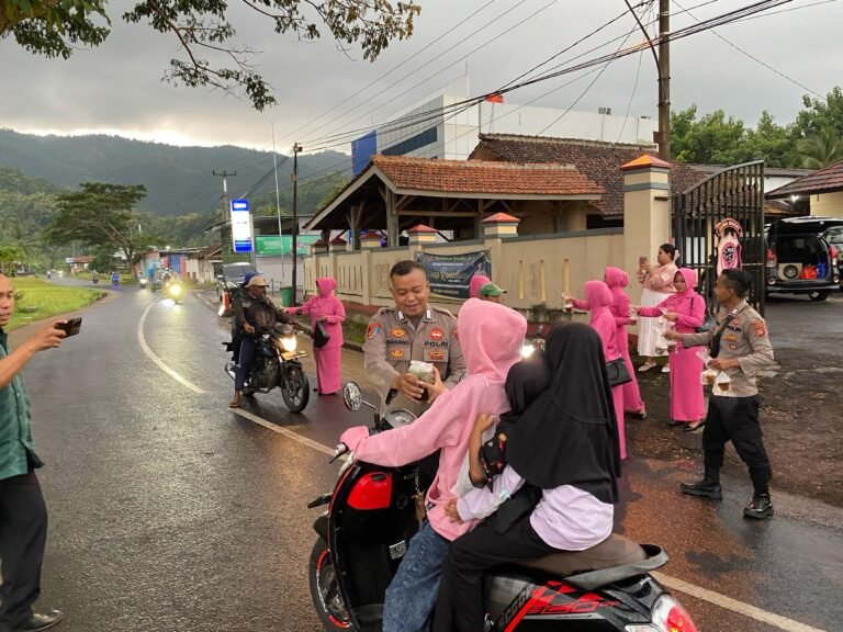 Berbagi Di Bulan Penuh Berkah, Polsek Pamarican Polres Ciamis Bagi-Bagi Takjil ke Pengguna Jalan