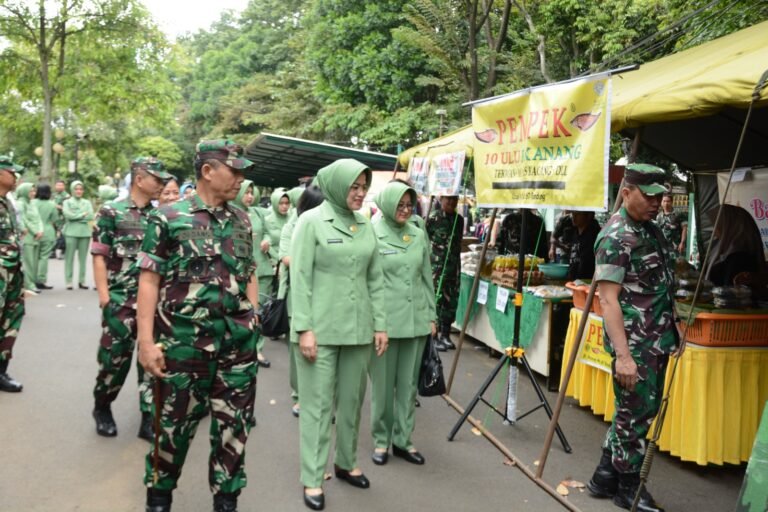Masyarakat Serbu Bazar Murah Kodam III/Slw