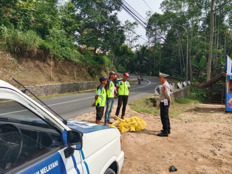 Polres Tasikmalaya Siapkan Tim Rescue Ganjal Ban, Rohman Bekerja Dengan Ikhlas Bantu pemudik.