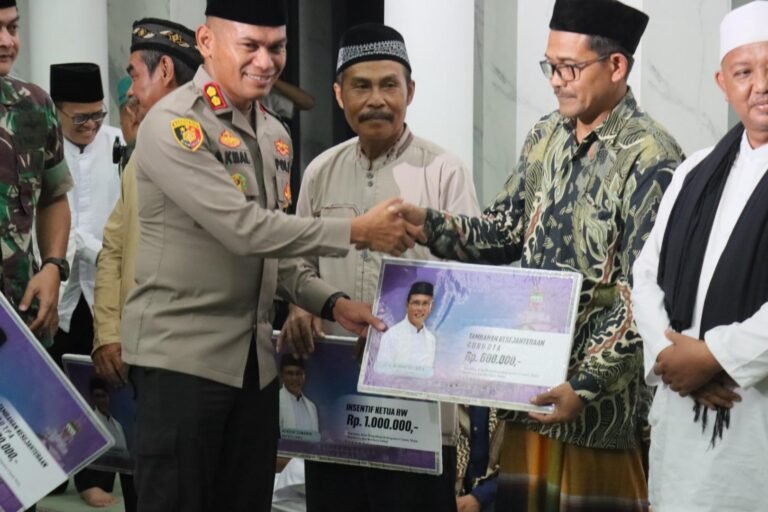 Kapolres Ciamis Bareng Forkopimda Ciamis Tarawih Keliling di Mesjid Imam Syafi’i
