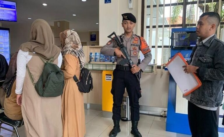 Cegah Tindak Kriminalitas, Anggota Polres Ciamis Bersiaga di BJB Ciamis dan Siap Berikan Pelayanan ke Nasabah