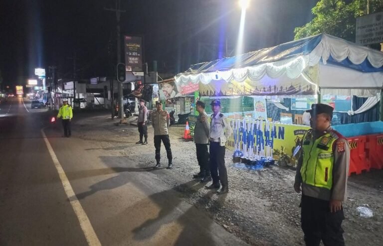 Pelayanan Prima, Personel Pam Ops Ketupat Lodaya 2025 Apel Malam di Pos Pengamanan Cisaga