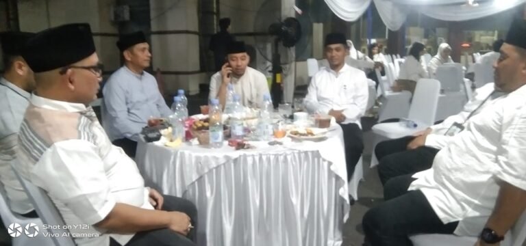 Bapeda Kota Medan Bersama Wali Kota Medan, Rico Tri Putra Bayu Wass, Serahkan Paket Sembako secara Simbolis untuk Dukung Kesejahteraan Sosial