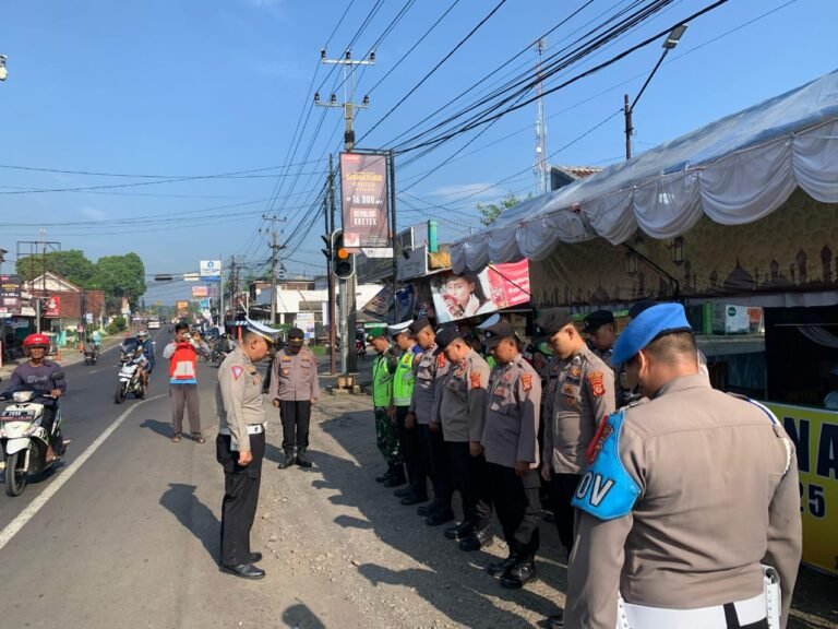 Pelayanan Prima, Personel Pam Ops Ketupat Lodaya 2025 Apel Pagi di Pos Pengamanan Cisaga