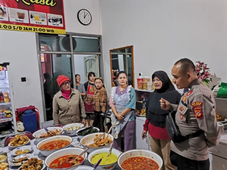 Polsek Kawali Polres Ciamis Bersama Stakeholder Sidak Warung Makan Buka Di Siang Hari Saat Ramadan