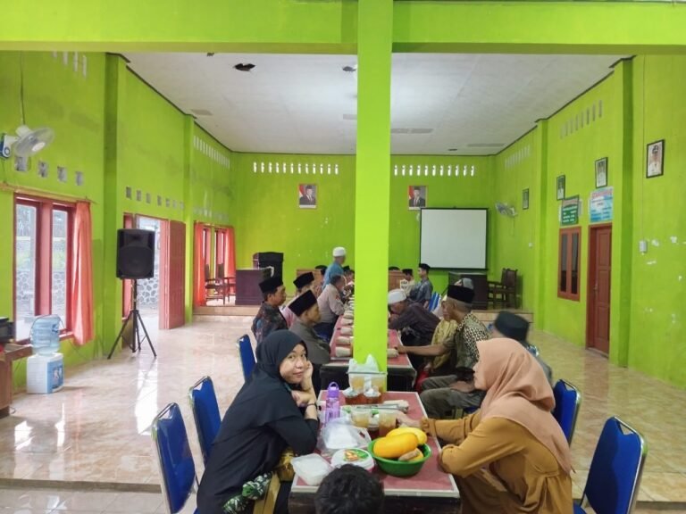 Polsek Rancah Polres Ciamis Ikuti Bukber dan Tarling Bareng Tingkat Desa Danasari