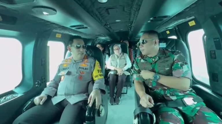 Menko PMK, Kapolri-Panglima TNI Naik Heli Pantau Arus Mudik di Pelabuhan Merak
