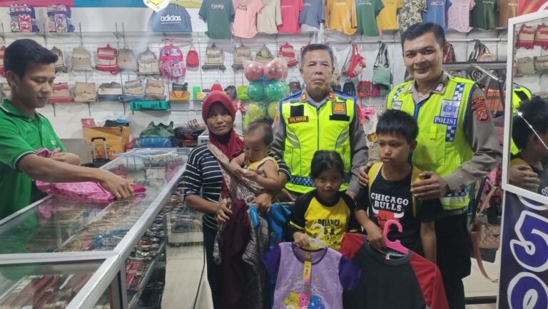 Berbagi Kebahagiaan, Polsek Samarang Belikan Baju Lebaran Gratis Kepada Anak Yatim Piatu dan Duafa