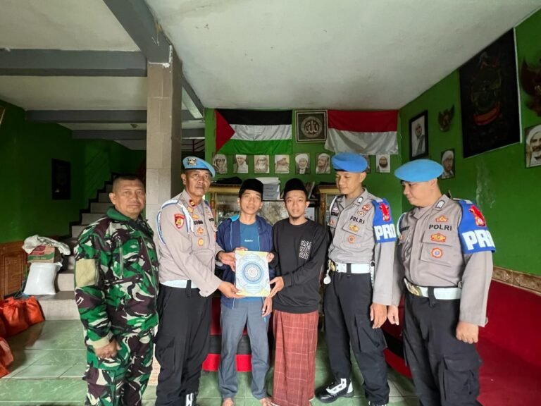 Polres Garut Jalin Silaturahmi dan Bagikan Al-Qur’an Ke Pondok Pesantren