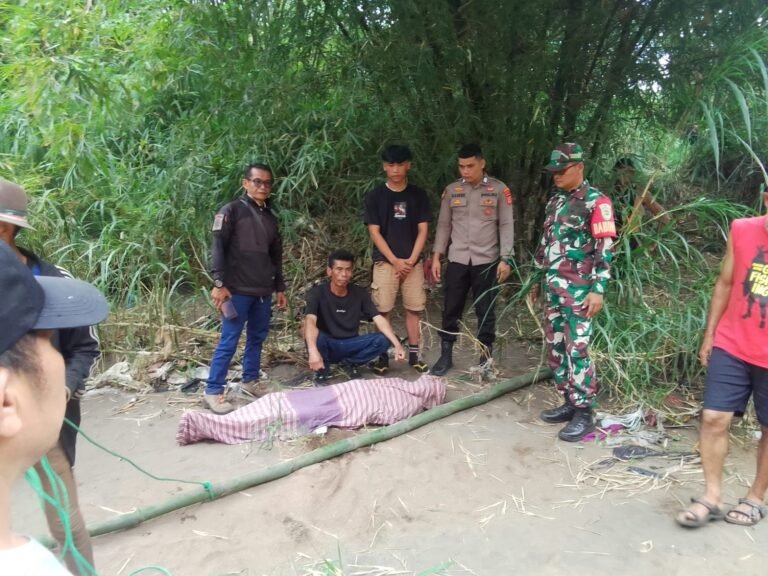 Polsek Cibatu Evakuasi Mayat yang Hanyut di Sungai Cimanuk