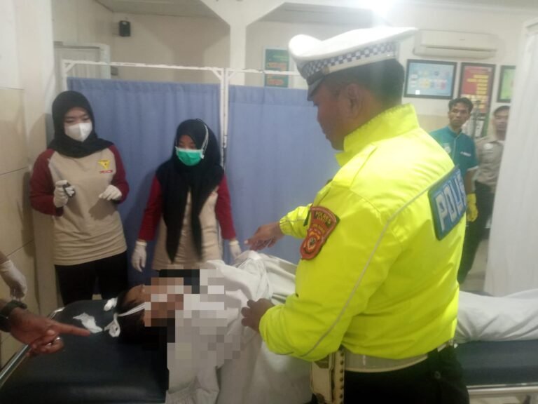 Polsek Limbangan Evakuasi Seorang Lansia yang Ditemukan Meninggal di Dalam Bus Primajasa, Bekasi-Tasikmalaya