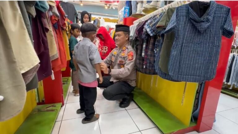 Polsek Wanaraja Ajak Anak Yatim Piatu dan Duafa Belanja Baju Lebaran