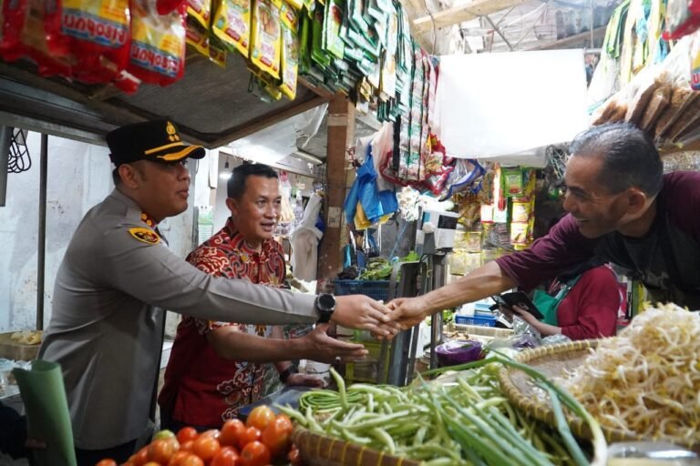 Tim Satgas Polres Tasikmalaya, Datangi Pedagang Di Pasar Tradisional Singaparna.