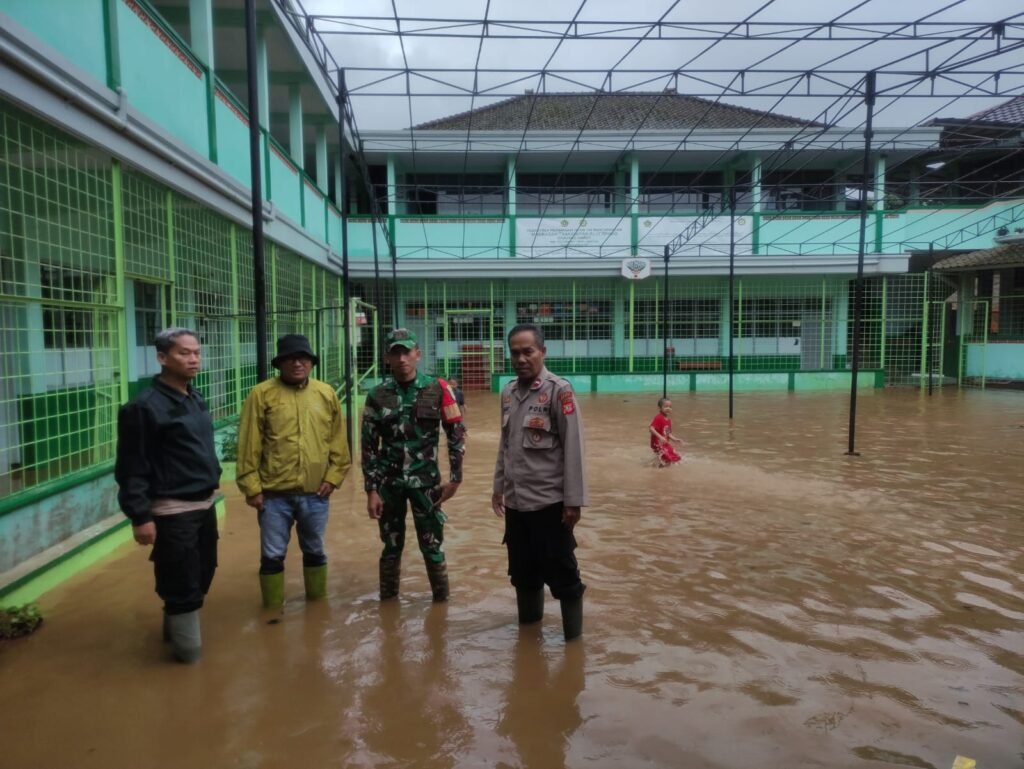 Kapolsek Cikajang Tinjau Lokasi Banjir di Desa Mekarjaya Pasca Hujan Deras