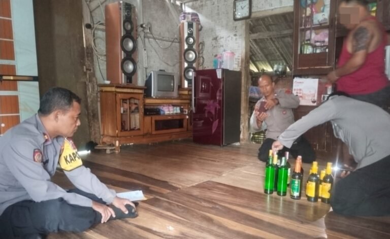 Polsek Cibalong Razia Miras di Desa Maroko, 28 Botol Disita