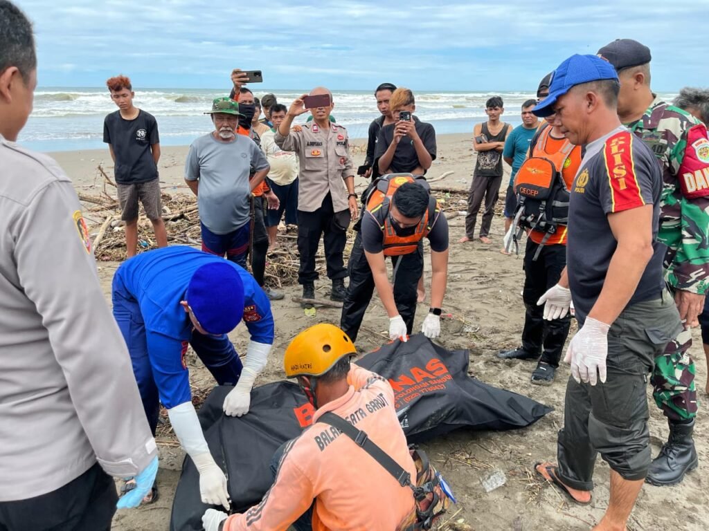 Polres Garut Evakuasi Mayat Korban Laka Laut di Pantai Lemah Neundeut,