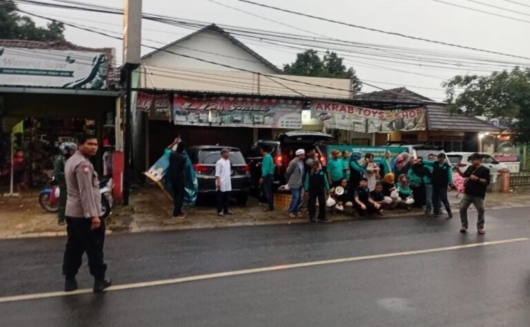 Berbagi Di Bulan Penuh Berkah, Ikatan Pedagang Mandiri dan Polsek Panjalu Bagikan Ratusan Takjil Gratis
