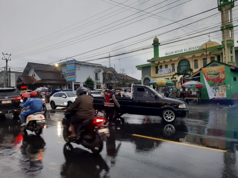 Cipkon, Polsek Cipaku Polres Ciamis Patroli Jalan Kaki Saat Waktu Ngabuburit di Pasar Buniseuri