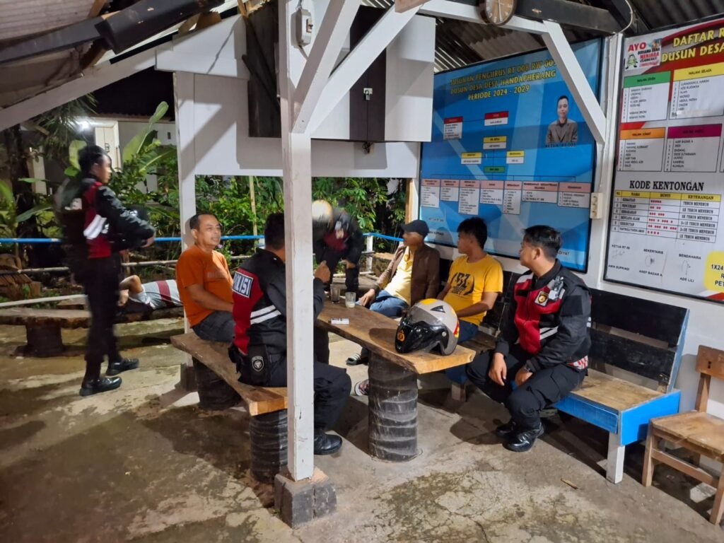 Humanis, Pasukan Satgas Preventif Roda 2 Patroli dan Beri Imbauan ke Warga di Pos Ronda