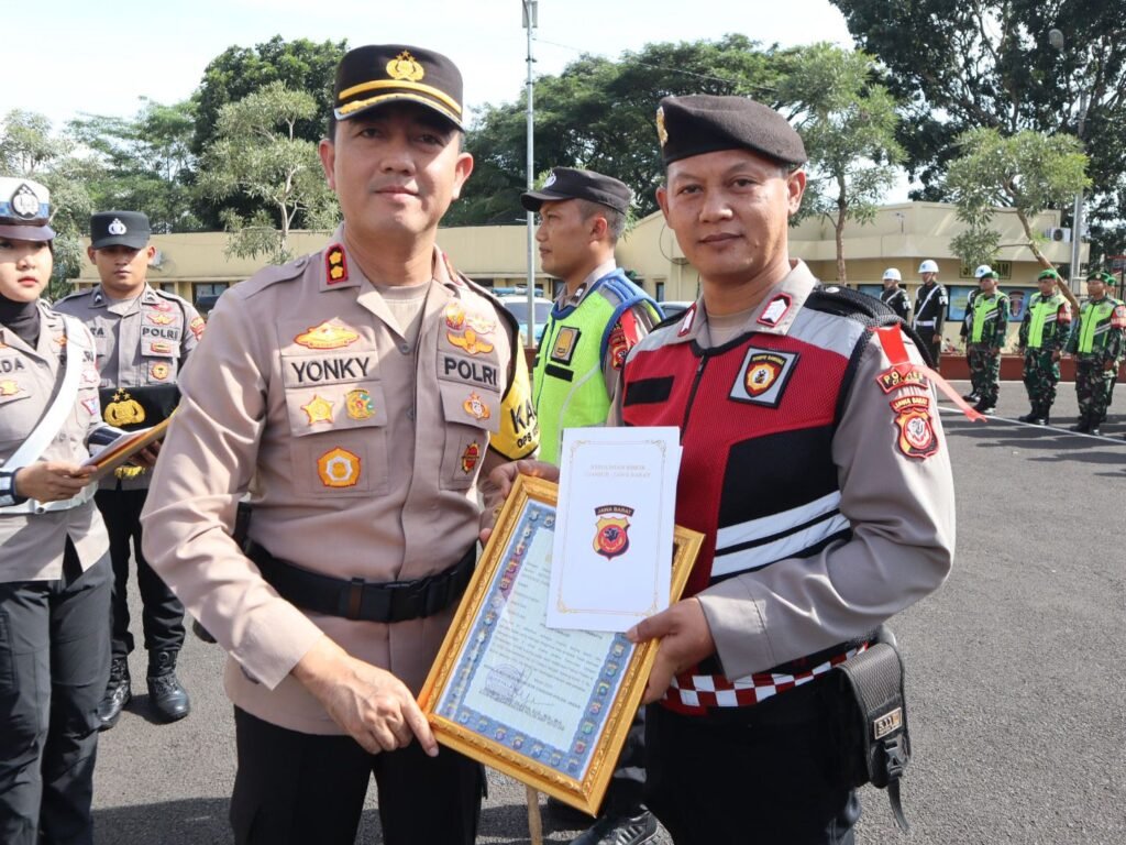 Kapolres Cianjur Pimpin Apel Pengamanan Malam Takbir dan Korps Raport Kenaikan Pangkat Pengabdian