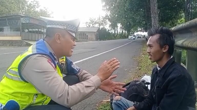 Aksi Mulia! Polisi di Ciamis Bantu Pemudik Terlantar Hingga Bisa Pulang Kampung