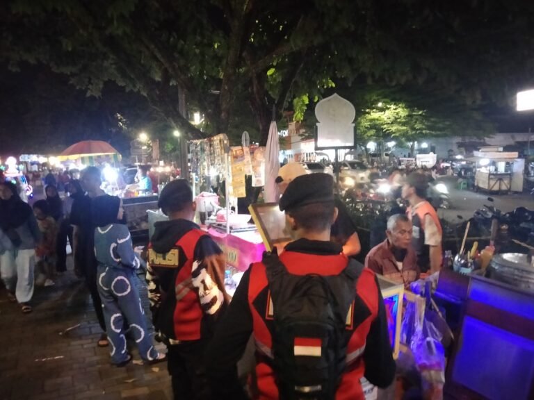 Sat Samapta Polres Ciamis Patroli Jalan Kaki di Alun Alun Ciamis di Malam Takbir Idul Fitri 1446 H