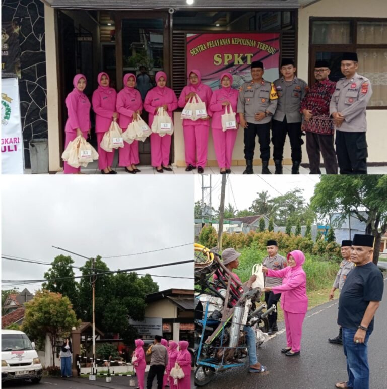 Polsek Cikelet Bersama Bhayangkari Ranting Cikelet Bagikan Takjil Pada Masyarakat Yang Melintas.