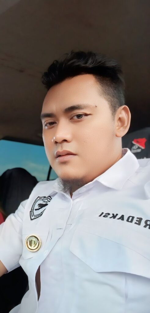 Polsek Pangalengan Bersama Kades Pulosari Dan Warga Bantu Bersihkan jalan yang Longsor 2 IMG 20241023 WA0072