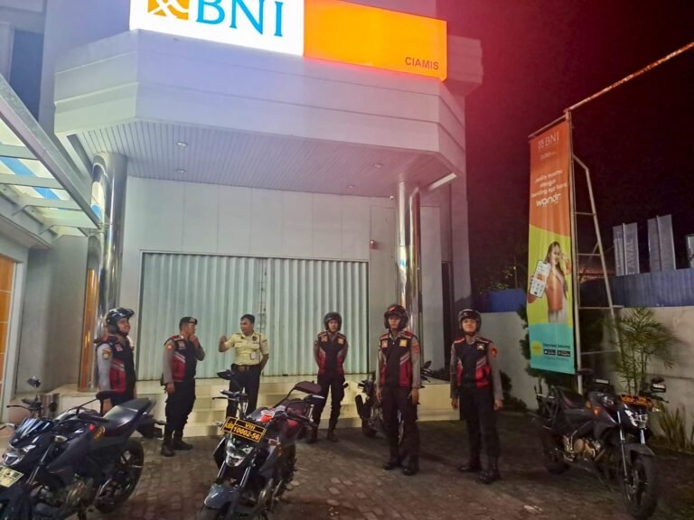 Cipkon Libur Lebaran, Tiga Anggota Samapta Polres Ciamis Patroli ke Kantor Pegadaian Ciamis