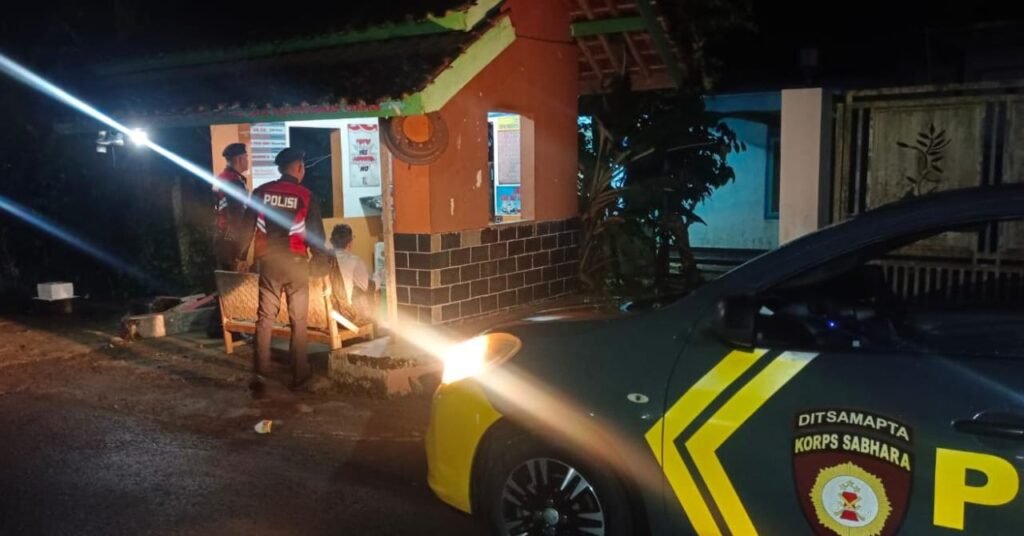 Humanis, Pasukan Roda 4 Polres Ciamis Patroli dan Beri Imbauan ke Warga di Pos Ronda GNS