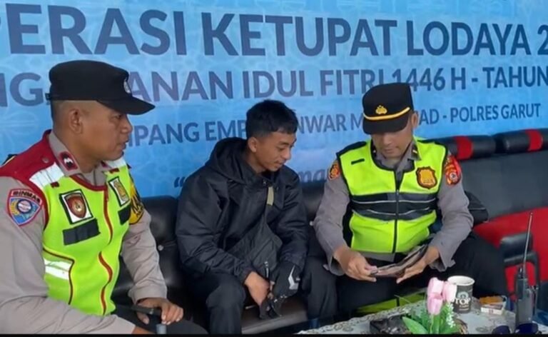 Personil Polres Garut Kembalikan Dompet Pemudik yang Hilang Berisi Uang Tunai ke Pemiliknya