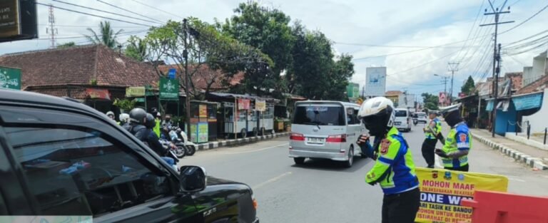 Meningkatnya Volume Kendaraan di Hari Kedua Lebaran, Polres Garut Kembali Terapkan Sistem One Way 13 Kali