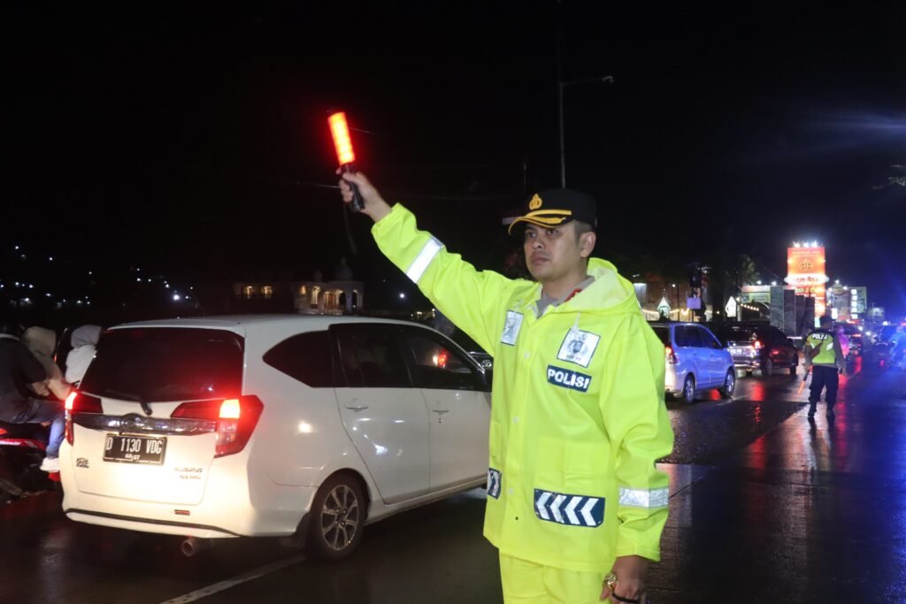 Kapolres Garut Turun Langsung Laksanakan Rekayasa Lalu Lintas Lancarkan Arus
