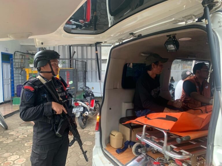 Sat Polairud Evakuasi Penemuan Mayat Korban Laka Laut di Pantai Sayang Heulang